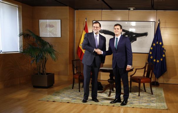 Rajoy y Rivera se reúnen esta mañana para ratificar el pacto de investidura, que firmarán sus portavoces