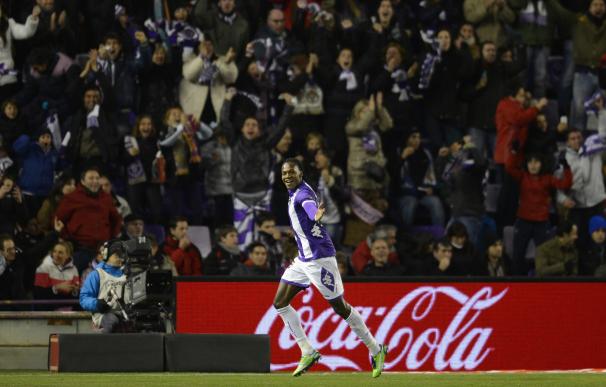 Manucho celebró así uno de los dos goles que marcó al Real Madrid.