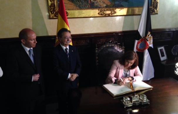 Soraya Sáenz de Santamaría firmó en el Libro de Oro de la ciudad de Ceuta. Foto: Gobierno de Ceuta