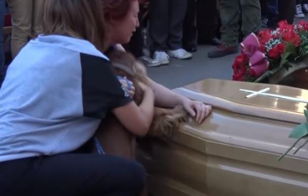 Un perro se niega a abandonar a su dueño que falleció en el terremoto de Italia