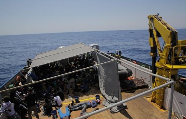 MSF rescata en el Mediterráneo a 300 inmigrantes que viajaban en varias embarcaciones