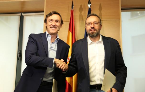Hernando (PP) y Girauta (C's) firman el pacto con "150 compromisos para mejorar España"