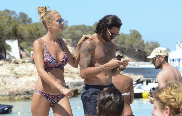 Elisabeth Reyes y Sergio Sánchez disfrurtan de unas vacaciones en Ibiza