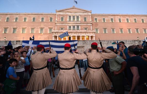 Decenas de griegos protestan delante del parlamento de Grecia en Atenas