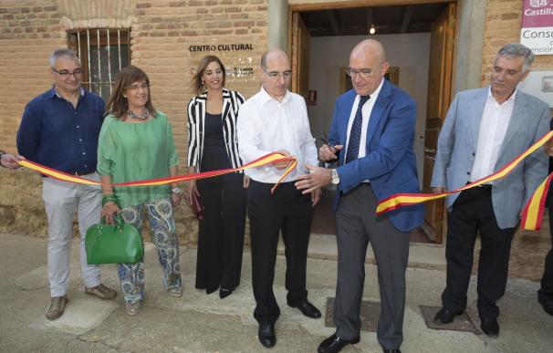 Jesús Julio Carnero inaugura la Casa de Cultura y el retablo de la iglesia de Cabreros del Monte (Valladolid)