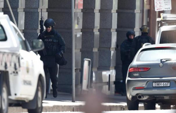 Cinco personas salen de la cafetería de Sídney tomada por hombre armado