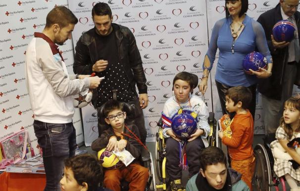 Gabi y Koke entregan juguetes a niños discapacitados en una clínica madrileña