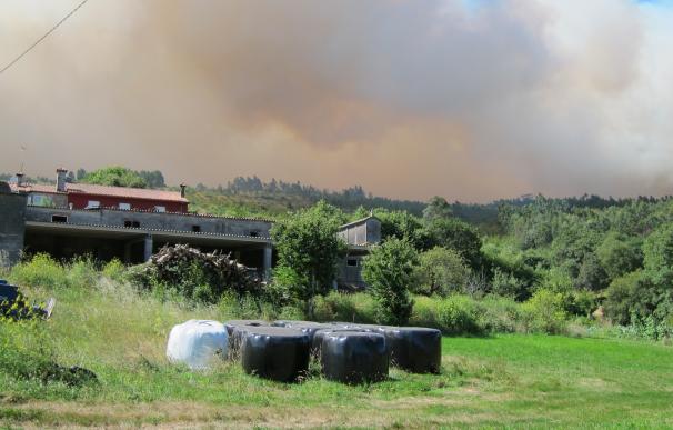 El fuego mantiene la alerta en cinco municipios gallegos por la proximidad de las llamas a núcleos de población