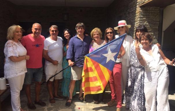 Puigdemont comparte una paella con amigos y entona una canción de los Beatles durante una jornada en Cadaqués (Girona)