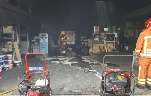 Un incendio en una tienda de productos agrícolas de Anna quema una furgoneta y 200 m2 de material