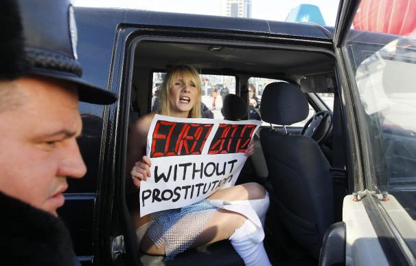 Feministas posan semidesnudas para prevenir la legalización de la prostitución en la Eurocopa
