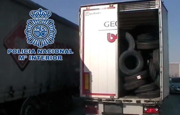 Dos detenidos por el robo de un remolque con 700 neumáticos en Alcalá de Henares (Madrid)