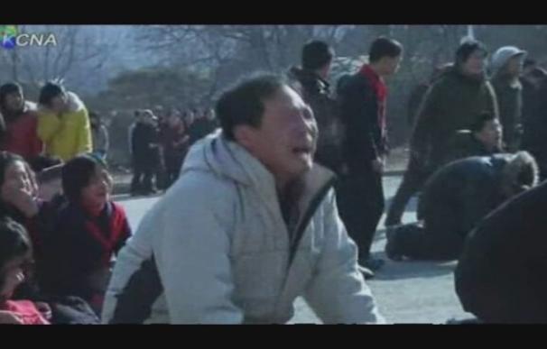 Los norcoreanos salen a las calles a llorar por la muerte de su líder Kim Jong - il