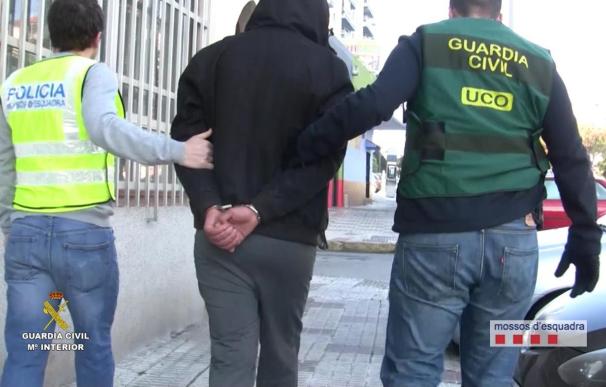 Detenido por estafar casi 100.000 euros haciéndose pasar por santero en Hospitalet (Barcelona).