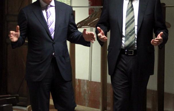 Rajoy y Lleida conversan en los pasillos del Congreso