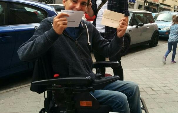 El candidato de Ahora Madrid Pablo Soto acude en silla de ruedas a un colegio electoral no accesible