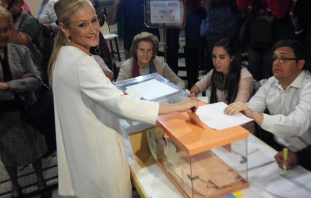 Cifuentes vota en unas elecciones "muy especiales" en las que espera que participe "el mayor número de madrileños"