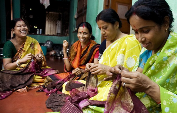 Mujeres tejiendo en La India