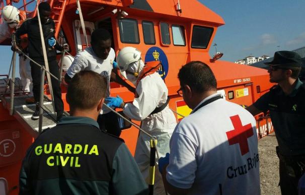 Rescatados ocho inmigrantes en una embarcación a tres millas al sur de Tarifa