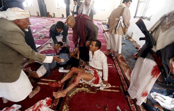 El 'EI' reivindica el atentado que ha dejado al menos 140 muertos en dos mezquitas en Yemen. Fotos: Reuters