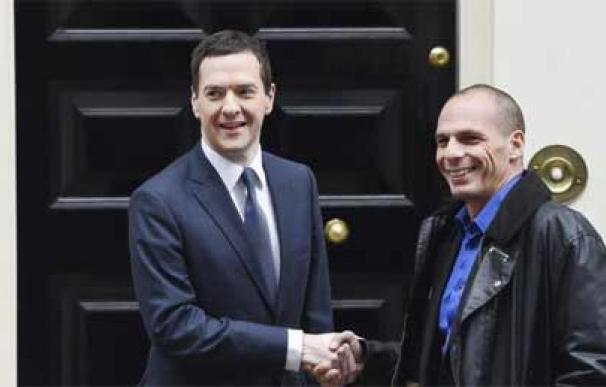 El ministro británico de Economía, Osborne, recibe al nuevo titular de Finanzas de Grecia, Varufakis.