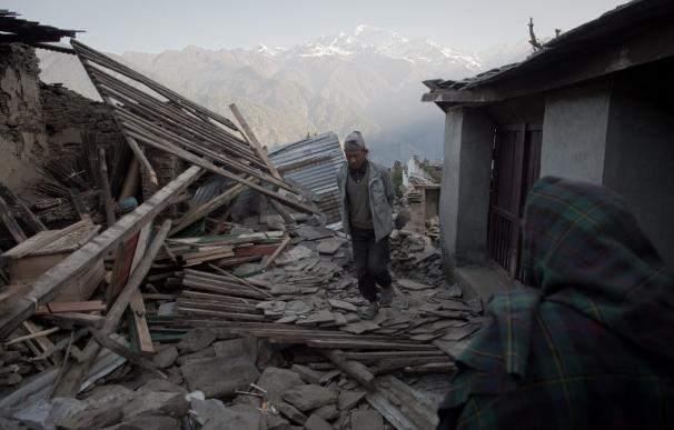 Un habitante del pueblo de Barpak, norte de Nepal, camina por los restos de varios edificios
