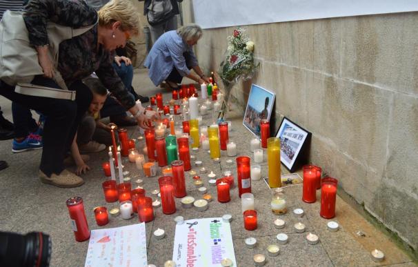 Más de 400 personas homenajean al profesor herido mortalmente por un alumno en Barcelona