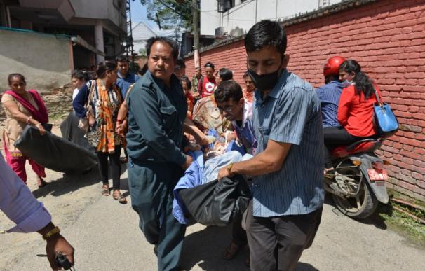 Varios pacientes de un hospital nepalí son trasladados tras el seísmo de este martes