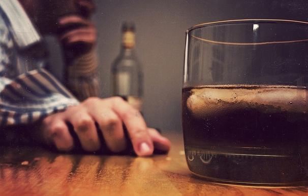 Una persona con problemas de adicción al alcohol tarda 22 años en iniciar un tratamiento