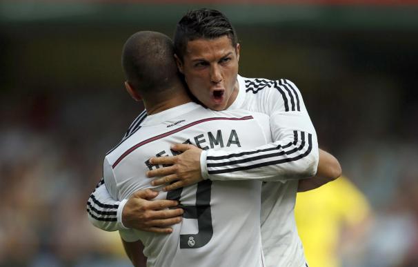 Cristiano Ronaldo se abraza a Benzema tras marcar un gol.