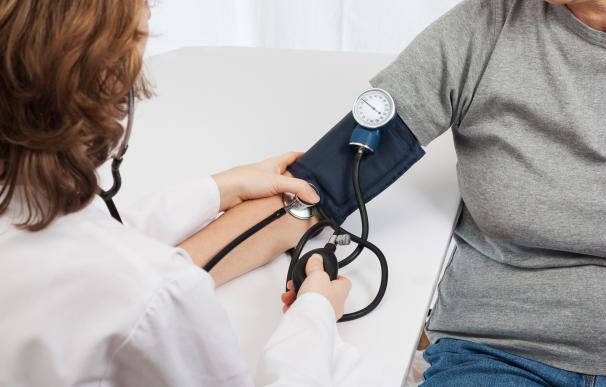 Alertan del riesgo de bajar demasiado la presión arterial en pacientes con enfermedad coronaria