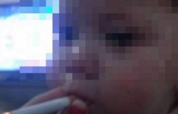 Una madre sube una foto a Instagram de su hija fumando