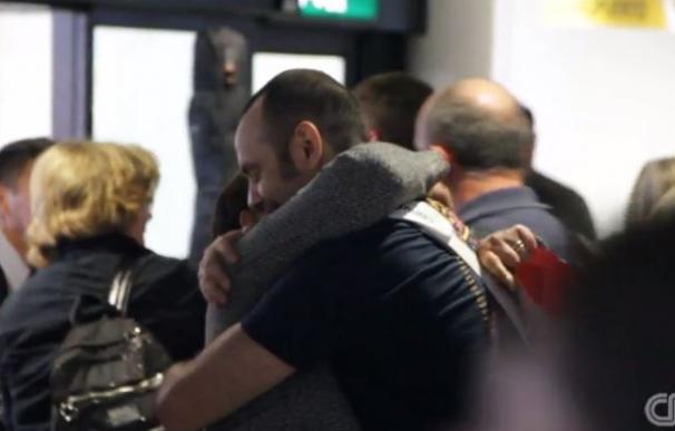 Travis Tolliver y su madre, Nelly Reyes se abrazan en el aeropuerto