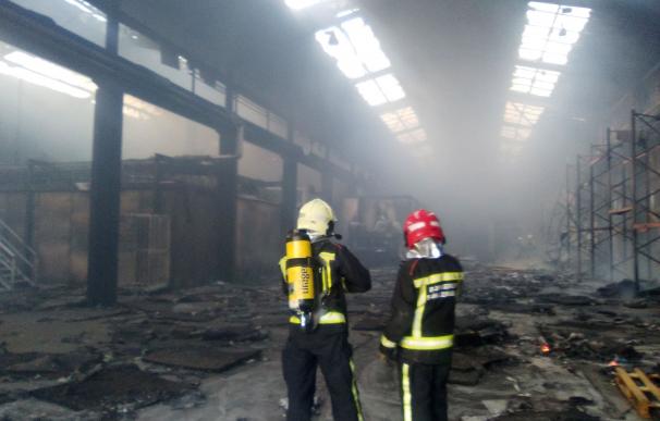 Un incendio causa considerables daños en la nave de una antigua fábrica de Alsasua, sin provocar heridos