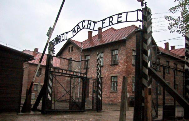 Puerta principal de entrada al campo de concentración nazi de Auschwitz-Birkenau en Polonia