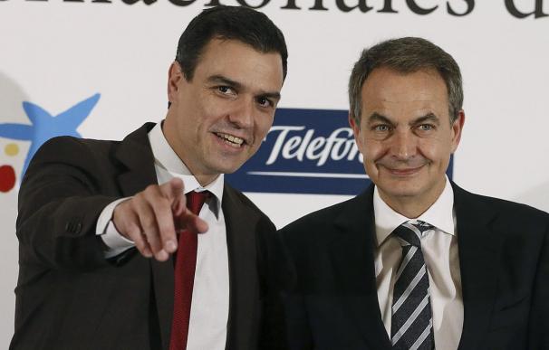 Zapatero y Sánchez se saludan al concluir la presentación del libro de Jordi Sevilla