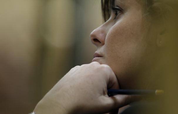 Soraya Sáenz de Santamaría escucha atentamente a Mariano Rajoy en el Congreso