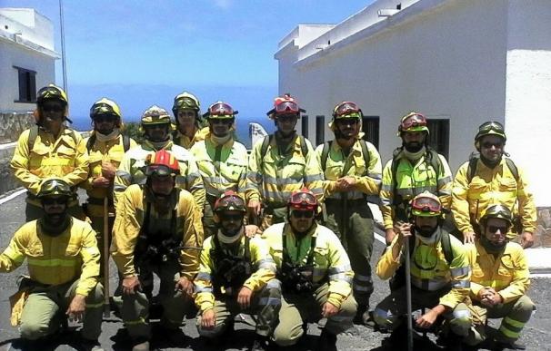 Quince operarios del Cabildo de La Gomera participan en las labores de extinción del incendio de La Palma