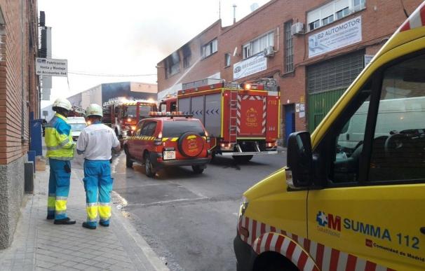 Un incendio arrasa la planta superior de un taller en Torrejón de Ardoz