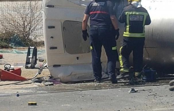 Heridos dos conductores tras el choque de un camión y un turismo a la entrada del puerto de Garrucha