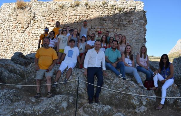 Jóvenes de diferentes países realizan labores de voluntariado en Cañete la Real