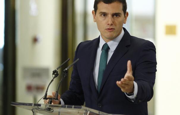 Rivera se abre a apoyar a Rajoy si pone fecha a la investidura y acepta seis condiciones de regeneración