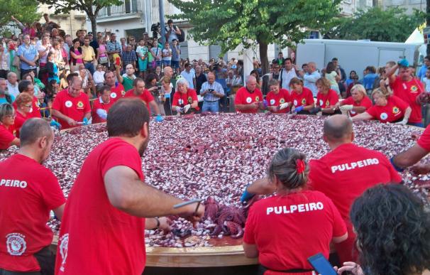 O Carballiño (Ourense) cocina la tapa de pulpo más grande del mundo, 750 kilos para más de 2.000 comensales