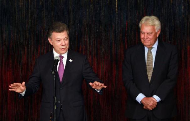 Felipe González recibe del presidente Santos la ciudadanía colombiana