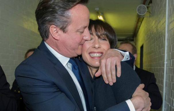 David Cameron besando a su mujer, Samantha Cameron