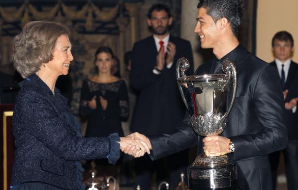 Ronaldo recibe el premio de la mano de la reina Sofía