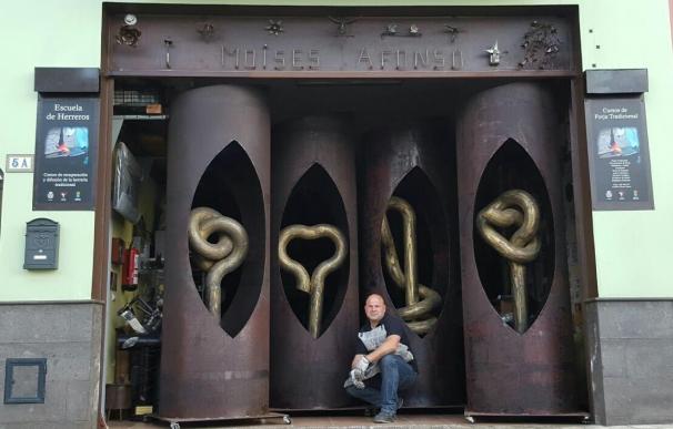 Un artesano tinerfeño colocará un conjunto de nueve esculturas en el Valle del Juguete de Alicante