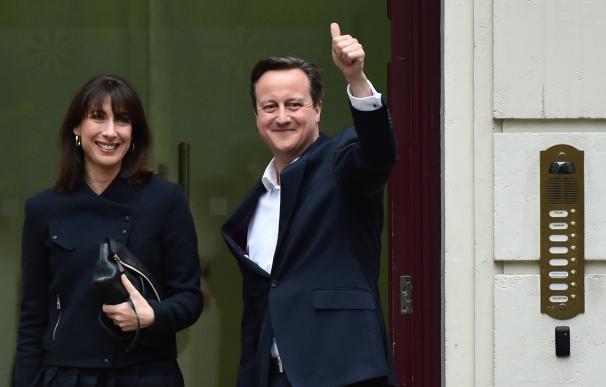 David Cameron, junto a su mujer, Samantha Cameron