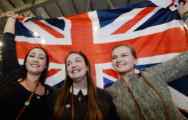 Varias británicas sujetan la 'Union Jack' tras el referéndum escocés de septiembre