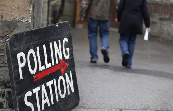 Dos británicos acuden a un colegio electoral.